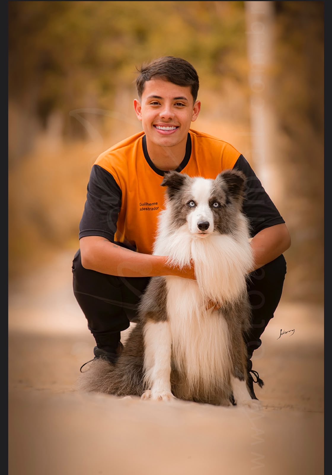 Guilherme, adestrador da Perfect Dog, ao lado de um Border Collie