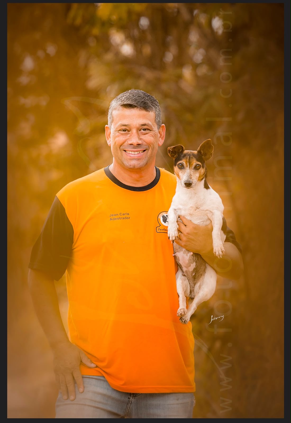 Jean Carlo, adestrador da Perfect Dog, com um cão no colo